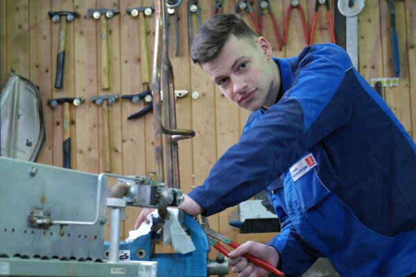 Azubi Ronny Reichelt von Rudolph Wärmetechnik beim Anfertigen eines Probestückes in der firmeneigenen Werkstatt. (Marion Gründler)